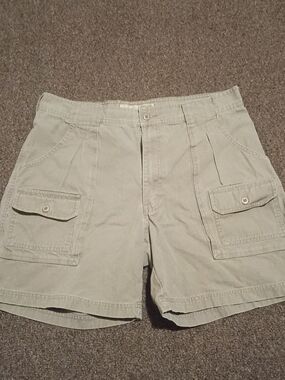 Cabelas Men's Casual 7 Pocket Cargo Shorts in Light Beige